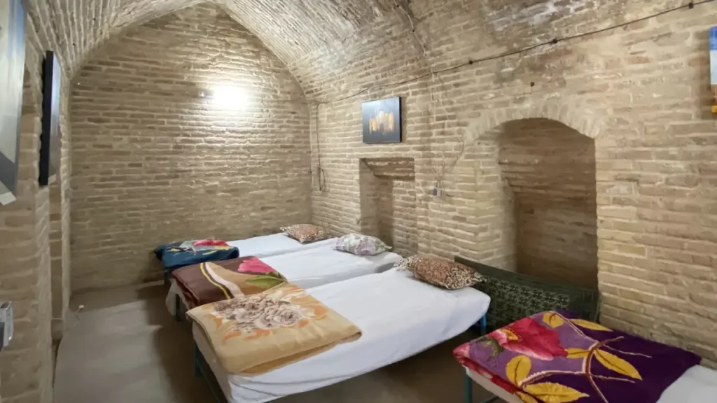 اتاق-4-تخته-کاروانسرای-دهنمک